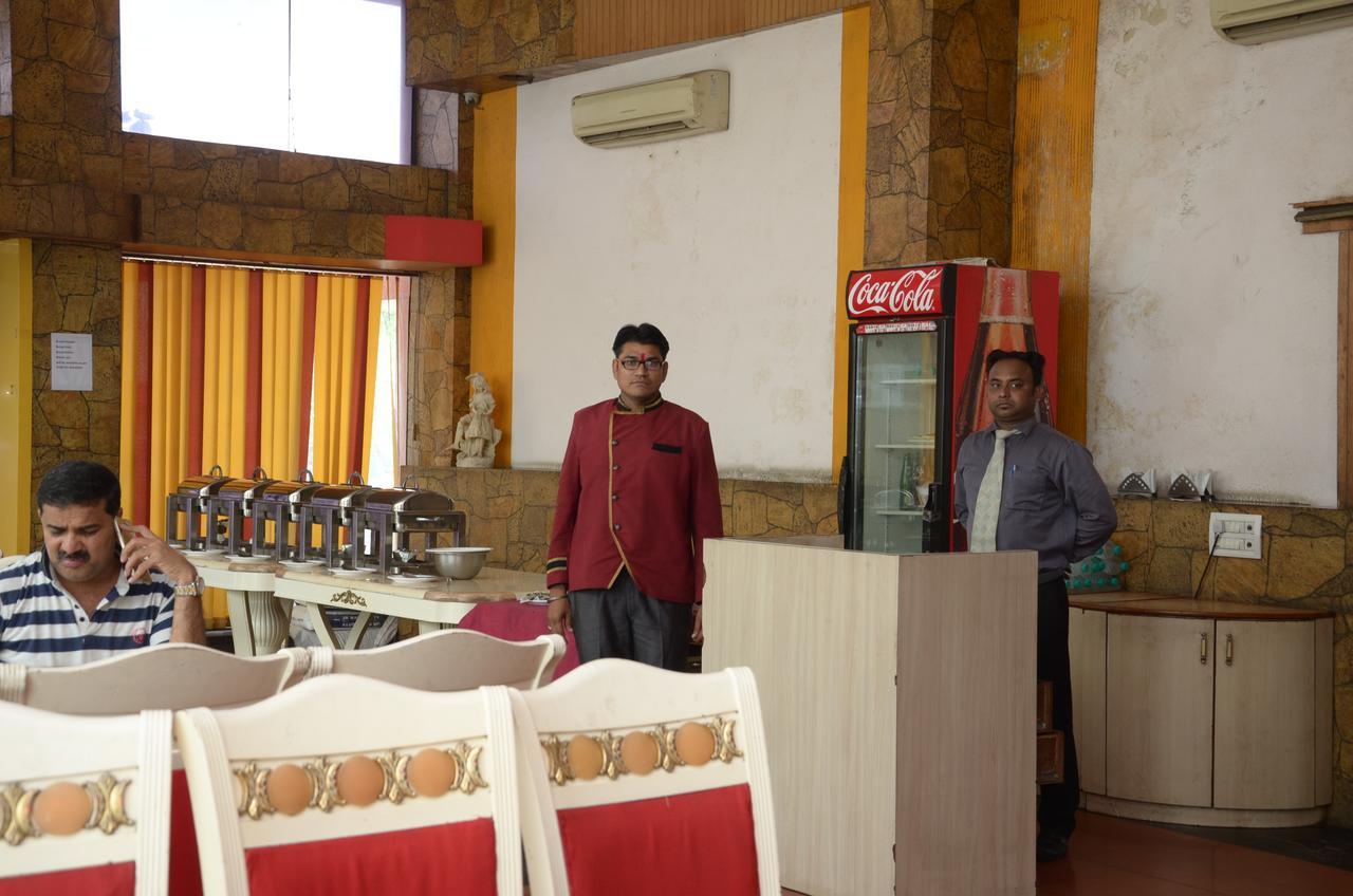 Hotel Rahul Deluxe Nagpur Bagian luar foto